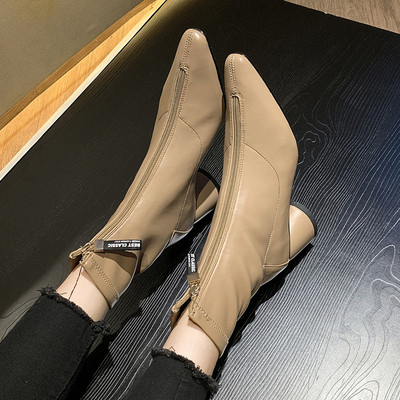 Hegyes modellű női csizma bézs és fekete cipzárral