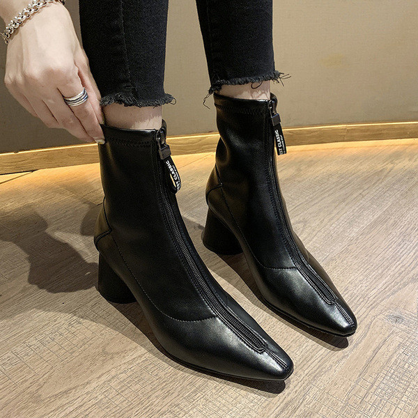 Hegyes modellű női csizma bézs és fekete cipzárral