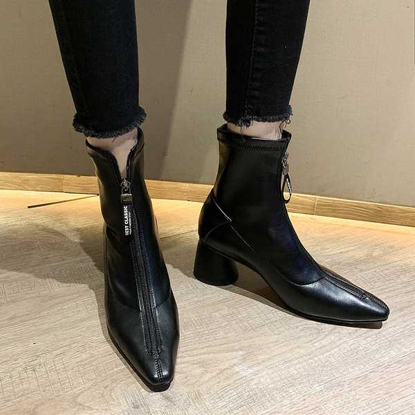 Hegyes modellű női csizma bézs és fekete cipzárral