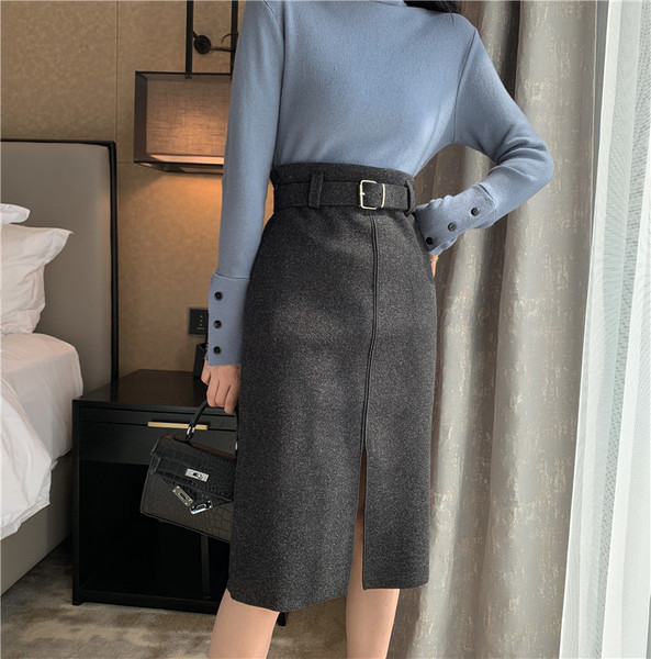 Fusta lungă mulata, cu fante și curea de culoare neagră