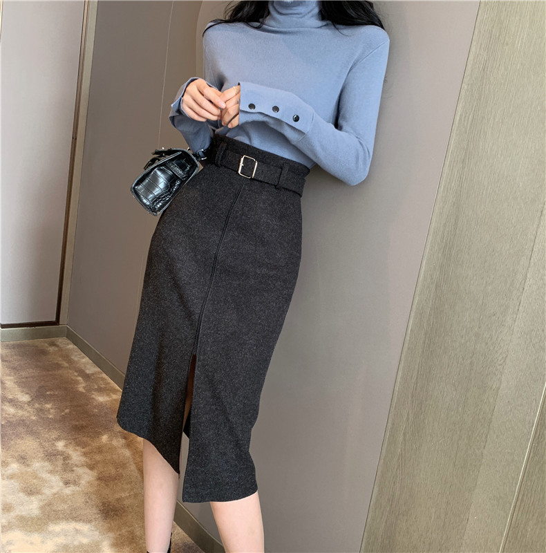 Fusta lungă mulata, cu fante și curea de culoare neagră