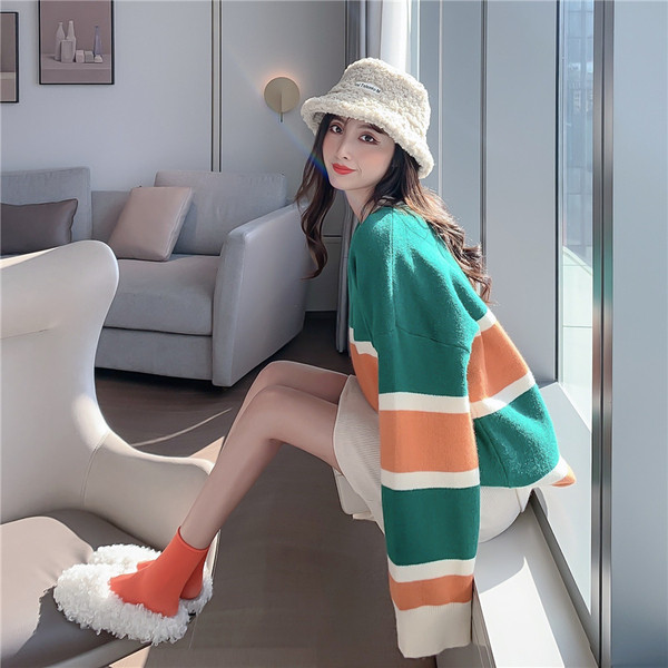 Ευρύ ριγέ πουλόβερ με ωοειδές ντεκολτέ και μακρύ μανίκι