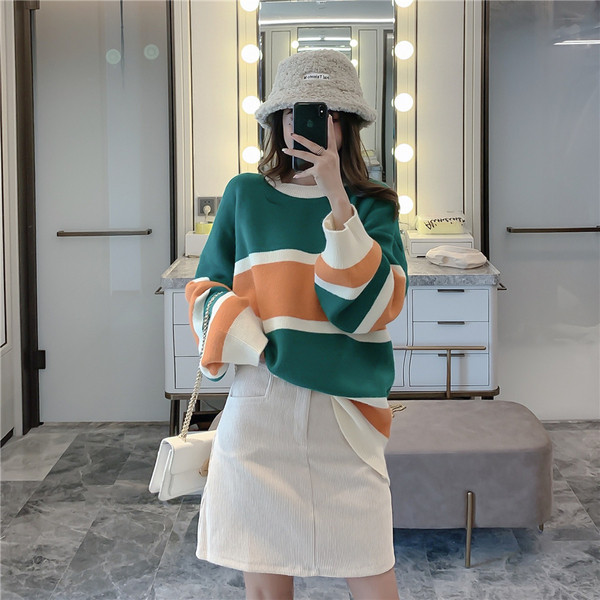 Ευρύ ριγέ πουλόβερ με ωοειδές ντεκολτέ και μακρύ μανίκι