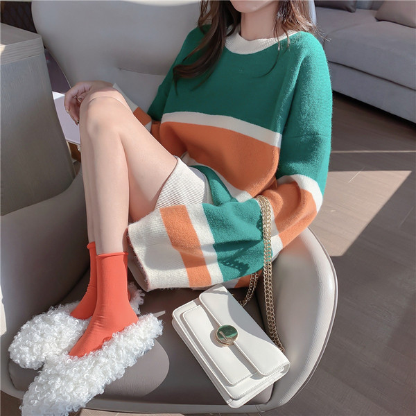 Ευρύ ριγέ πουλόβερ με ωοειδές ντεκολτέ και μακρύ μανίκι