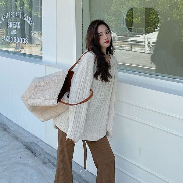 Pulover lung și lat, cu decolteu spitz și glugă în culorile gri și bej