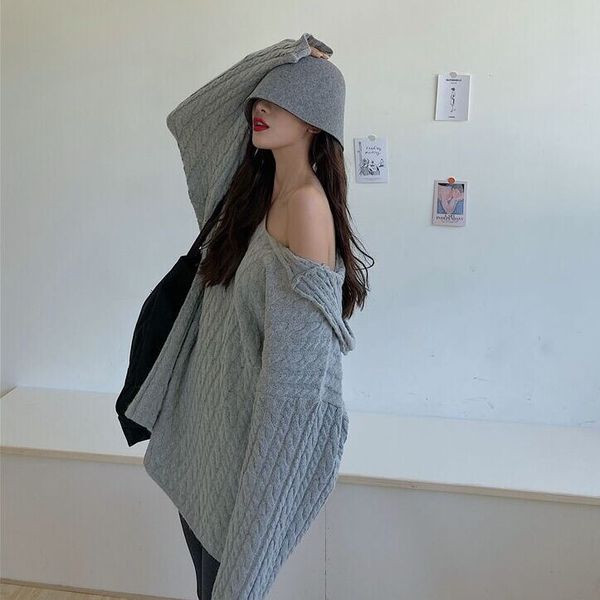 Pulover lung și lat, cu decolteu spitz și glugă în culorile gri și bej