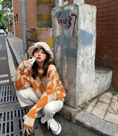 Πλεκτό γυναικείο πουλόβερ σε πράσινο, πορτοκαλί και πορφυρό χρώμα