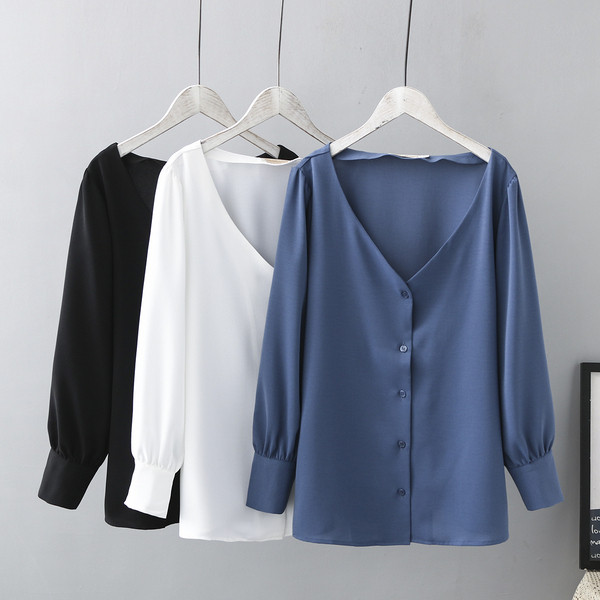 Cămașă modernă de damă cu mâneci lungi și decolteu adânc în alb, negru și albastru