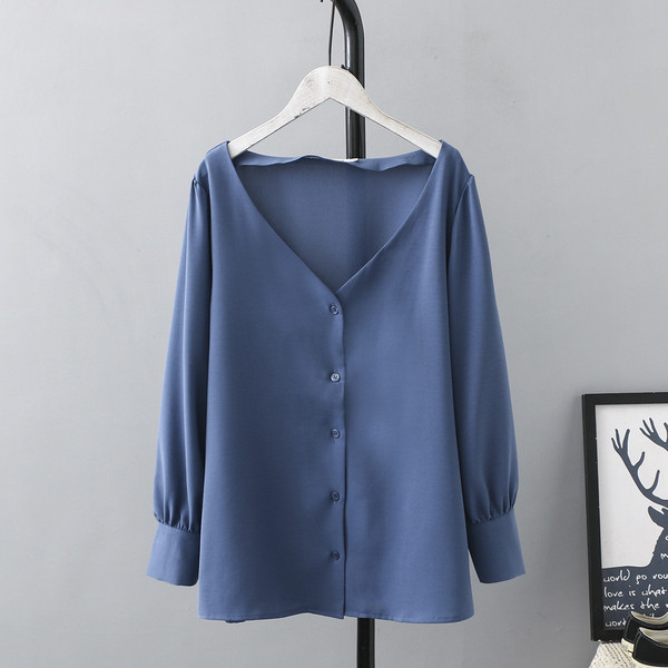 Cămașă modernă de damă cu mâneci lungi și decolteu adânc în alb, negru și albastru