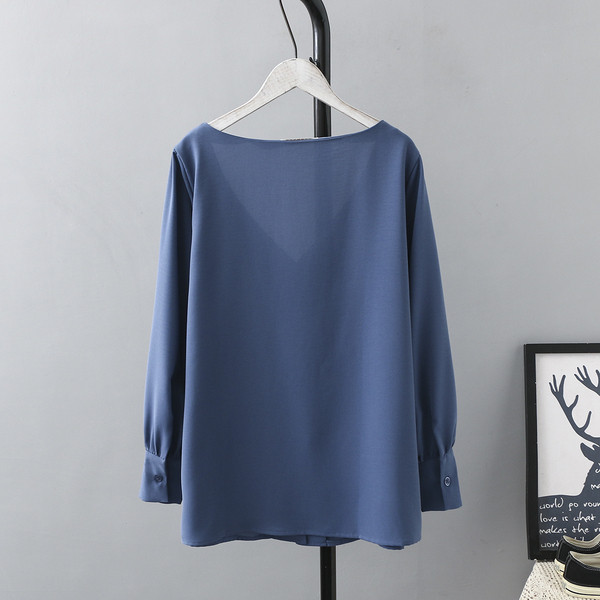 Cămașă modernă de damă cu mâneci lungi și decolteu adânc în alb, negru și albastru