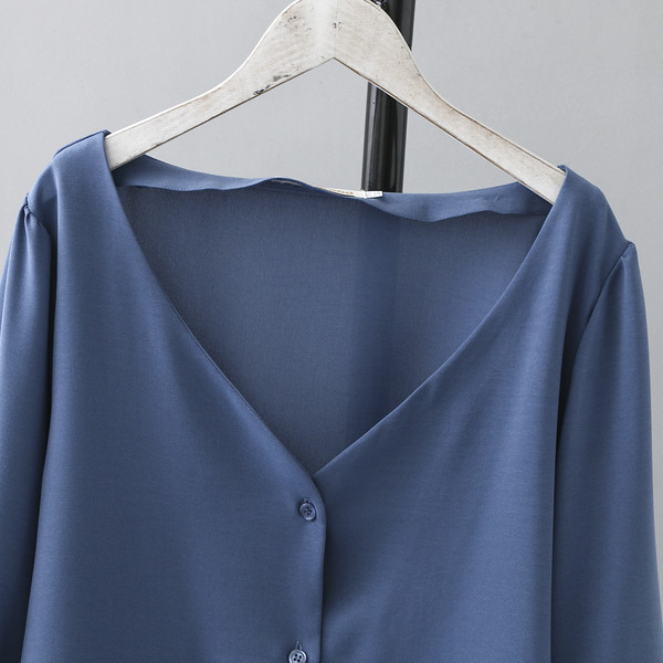 Cămașă modernă de damă cu mâneci lungi și decolteu adânc în alb, negru și albastru