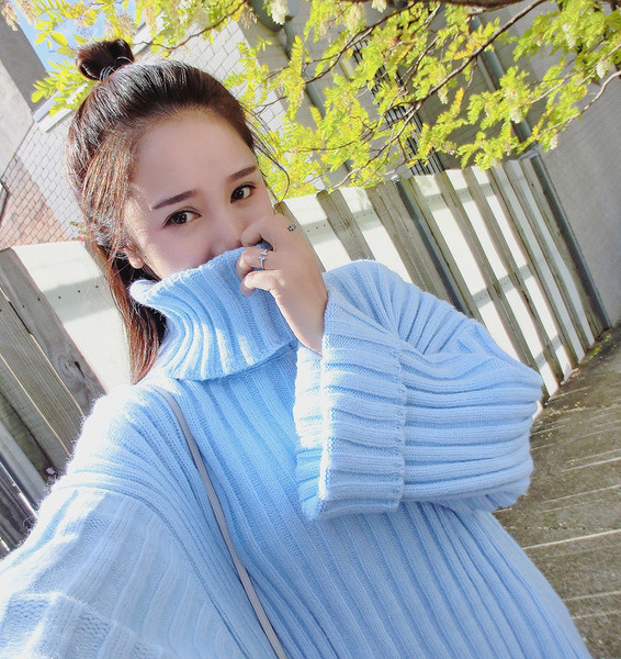 Női téli póló széles modell fehér, kék és fekete színben