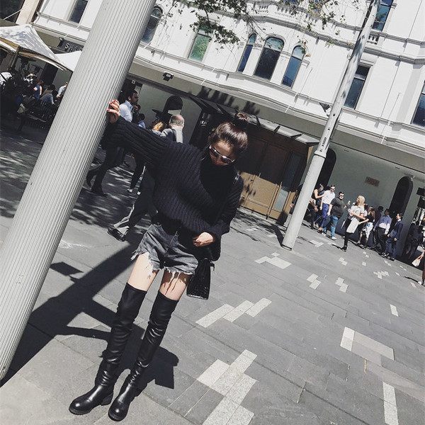 Női téli póló széles modell fehér, kék és fekete színben