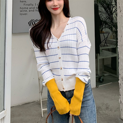 Cardigan de damă în dungi de culoare albă cu nasturi