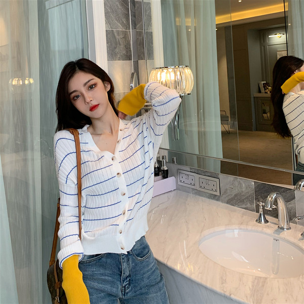 Cardigan de damă în dungi de culoare albă cu nasturi