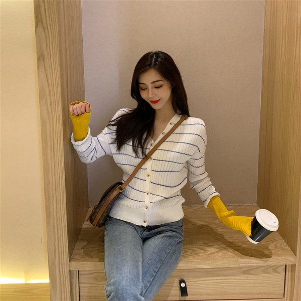 Cardigan de damă în dungi de culoare albă cu nasturi