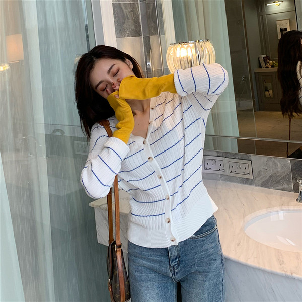 Cardigan de damă în dungi de culoare albă cu nasturi