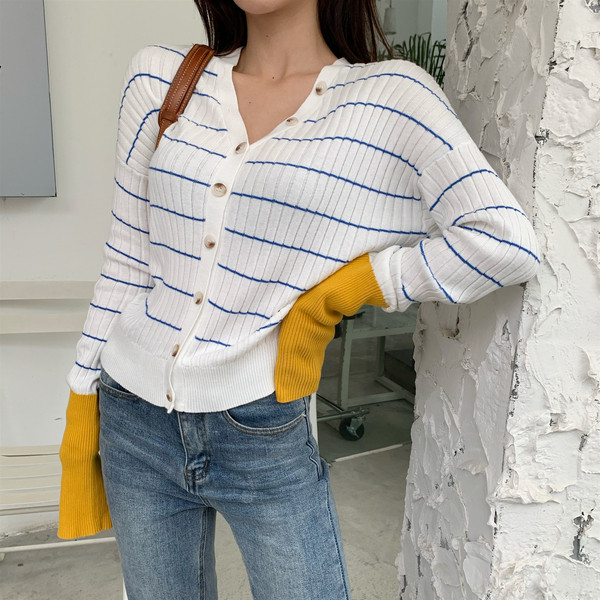 Cardigan de damă în dungi de culoare albă cu nasturi