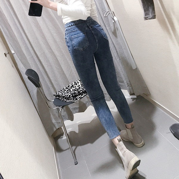 Női testreszabott farmer aszimmetrikus rögzítéssel, kék és fekete színben, 9/10 hosszban