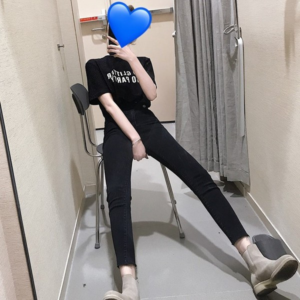 Női testreszabott farmer aszimmetrikus rögzítéssel, kék és fekete színben, 9/10 hosszban