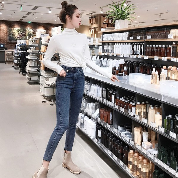 Női testreszabott farmer aszimmetrikus rögzítéssel, kék és fekete színben, 9/10 hosszban