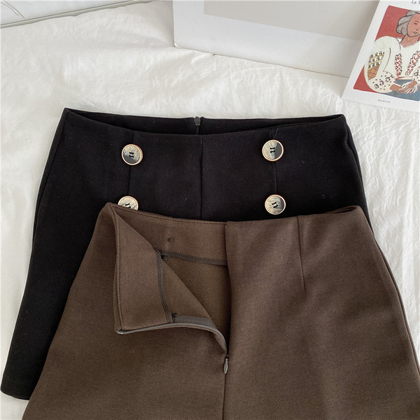 Pantaloni scurți în negru și maro cu nasturi