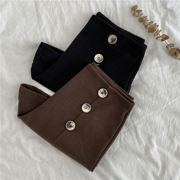 Pantaloni scurți în negru și maro cu nasturi