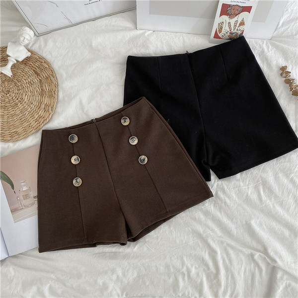 Pantaloni scurți în negru și maro cu nasturi