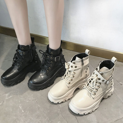 Γυναικείες μπότες με μεταλλικό στοιχείο σε λευκό και μαύρο χρώμα