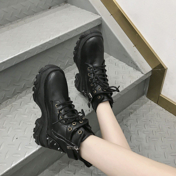 Cizme de dama cu element metalic alb si negru