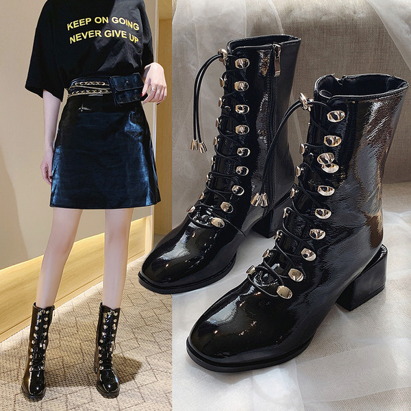 Γυναικείες μπότες με κορδόνια σε μαύρο χρώμα