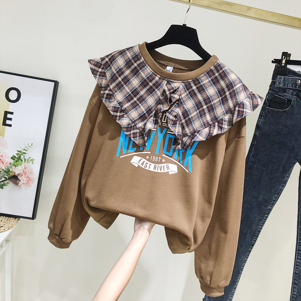 Bluza de dama actuala cu decolteu rotund si aplicatie in maro si bej