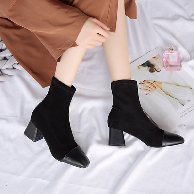 Γυναικείες μοντέρνες μπότες σε μαύρο και μπεζ χρώμα