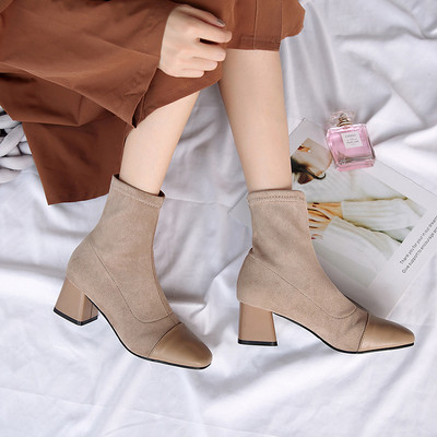 Γυναικείες μοντέρνες μπότες σε μαύρο και μπεζ χρώμα