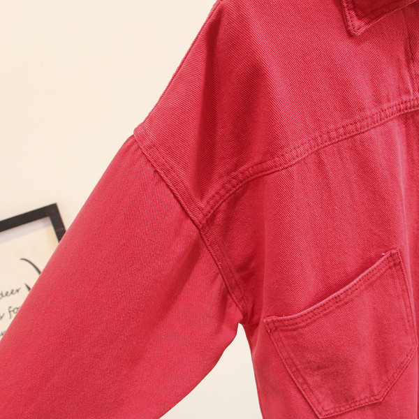 Modern női farmerdzseki zsebekkel és gombokkal, rózsaszín és fekete színben