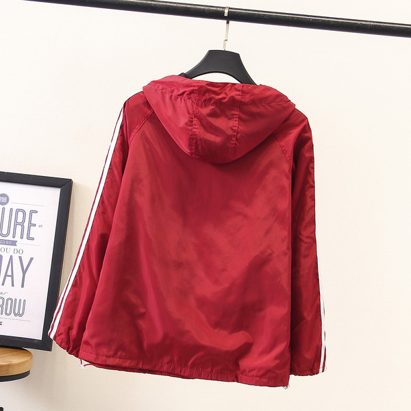 Γυναικείο φθινοπωρινό μπουφάν με κουκούλα και μακρύ μανίκι σε κόκκινο και μαύρο χρώμα