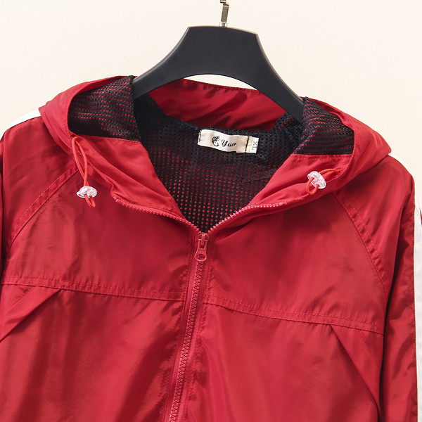 Γυναικείο φθινοπωρινό μπουφάν με κουκούλα και μακρύ μανίκι σε κόκκινο και μαύρο χρώμα