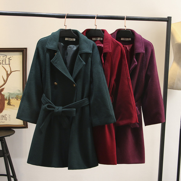 Μοντέρνο γυναικείο μακρύ παλτό με ζώνη και κουμπιά σε μωβ, πράσινο και κόκκινο χρώμα