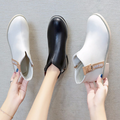 Μοντέρνες γυναικείες μπότες σε μαύρο και άσπρο χρώμα