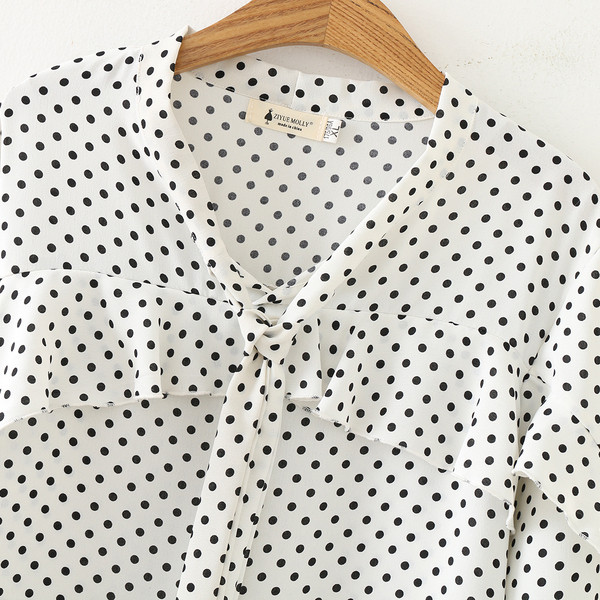 Modern női ing hosszú ujjal és mély nyakkivágással fehér és fekete színben