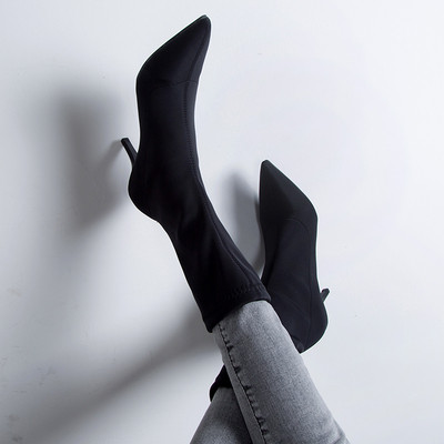 Κομψές γυναικείες μπότες με λεπτό τακούνι  σε μαύρο και μπεζ χρώμα