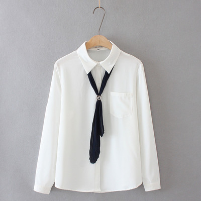 Κλασικό γυναικείο πουκάμισο με μακριά μανίκια και  τσέπη σε λευκό χρώμα