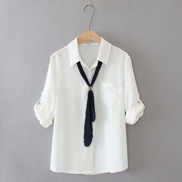 Κλασικό γυναικείο πουκάμισο με μακριά μανίκια και  τσέπη σε λευκό χρώμα