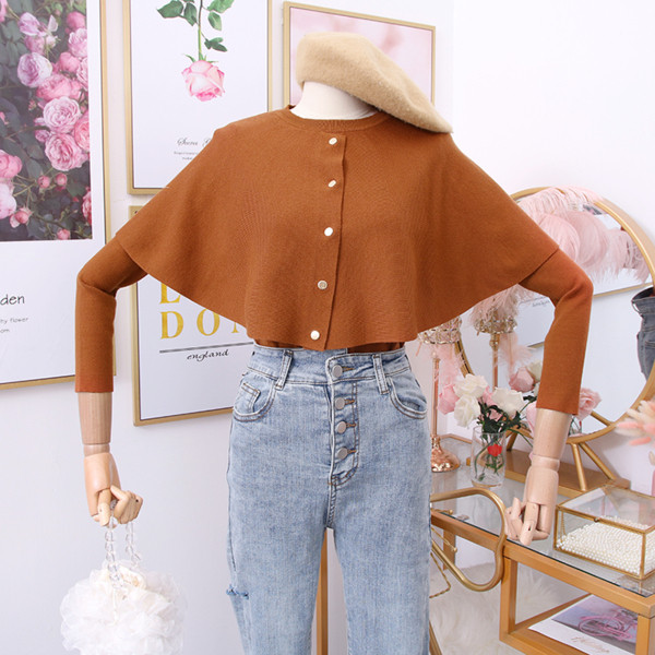 Μοντέρνο γυναικείο πουλόβερ με κουμπιά σε καφέ και μαύρο χρώμα