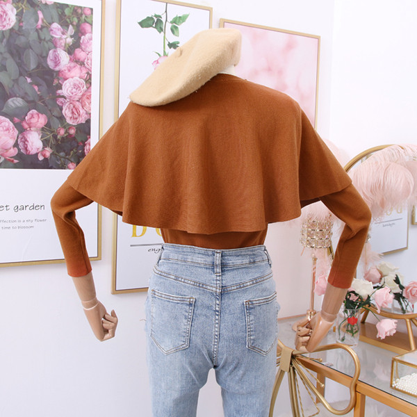 Μοντέρνο γυναικείο πουλόβερ με κουμπιά σε καφέ και μαύρο χρώμα