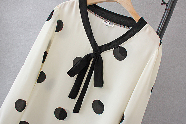 Cămașă modernă de damă cu decolteu adânc și mâneci lungi în alb și negru