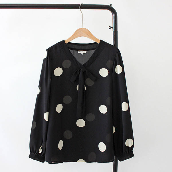 Cămașă modernă de damă cu decolteu adânc și mâneci lungi în alb și negru