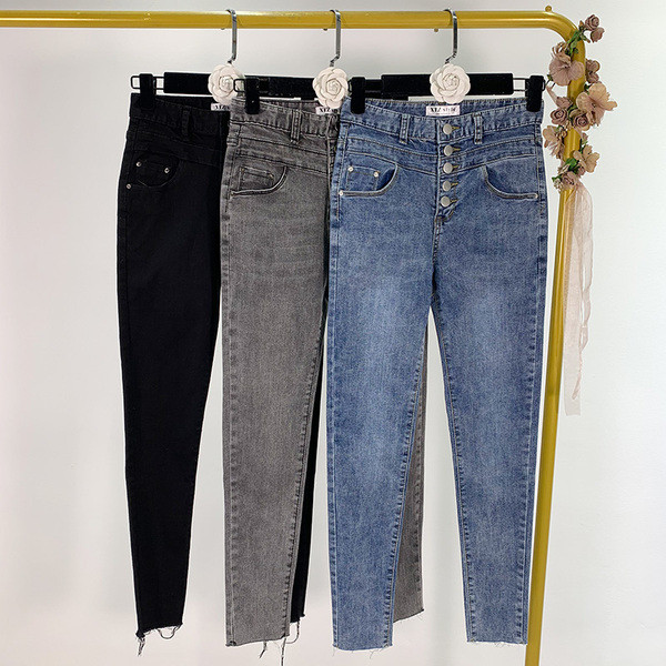 Blugi de damă în formă de albastru, gri și negru, cu nasturi