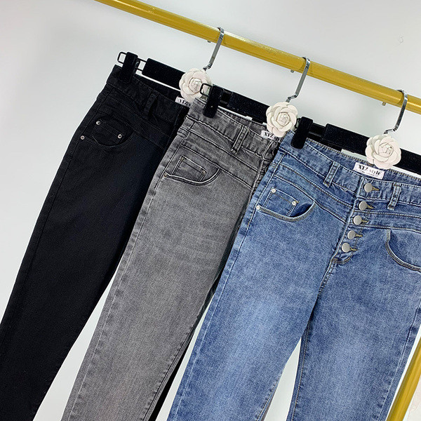 Blugi de damă în formă de albastru, gri și negru, cu nasturi