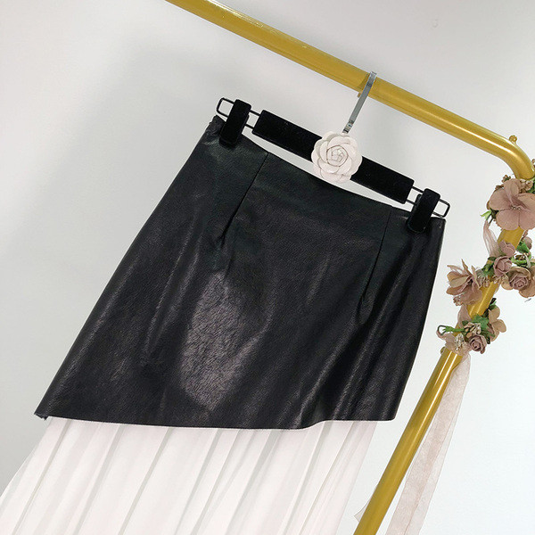 Fusta de dama cu croiala lunga cu bucati din piele ecologica